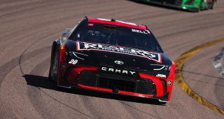 Bell holds off Hamlin at Phoenix for third consecutive win