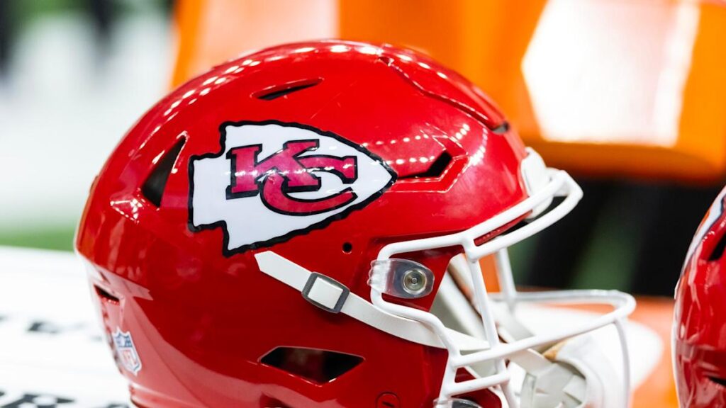 Chiefs re-sign LB Blake Lynch