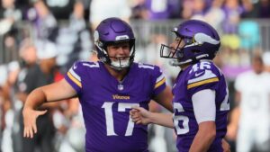 Vikings agree to re-sign P Ryan Wright