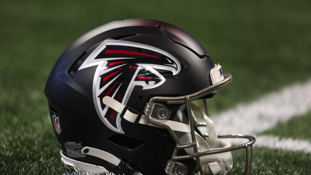 Falcons re-sign OL Elijah Wilkinson, LB Josh Woods, OL Kyle Hinton