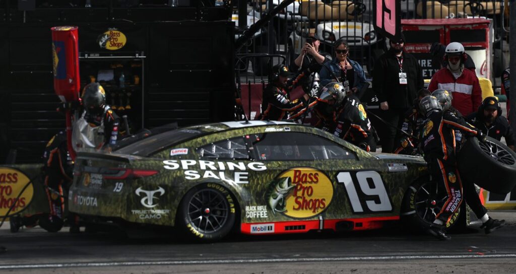 Two Cup Series teams hit with suspensions for detached wheels in Las Vegas race