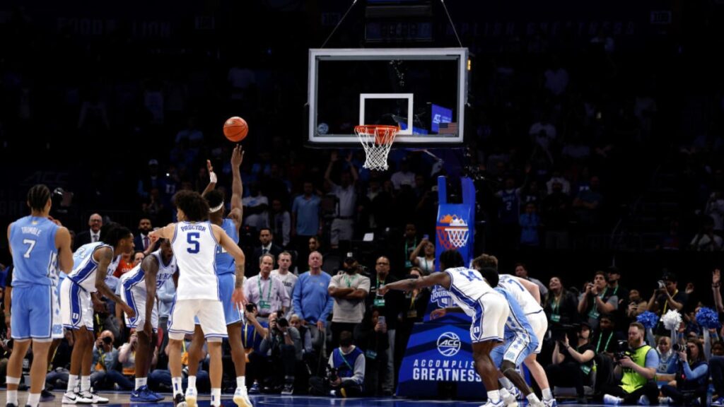 North Carolina game-tying free throw vs. Duke waved off in final seconds after premature lane violation