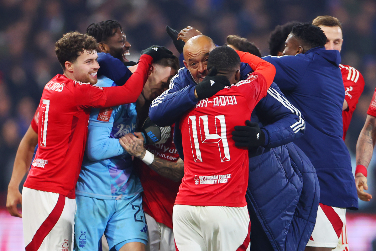 NOTTINGHAM, ENGLAND - MARCH 03: Nuno Espirito Santo, Manager of Nottingham Forest, celebrates with Callum Hudson-Odoi of Nottingham Forest following the team's victory in the penalty shoot out during the Emirates FA Cup Fifth Round match between Nottingham Forest and Ipswich Town at City Ground on March 03, 2025 in Nottingham, England. (Photo by Molly Darlington/Getty Images)