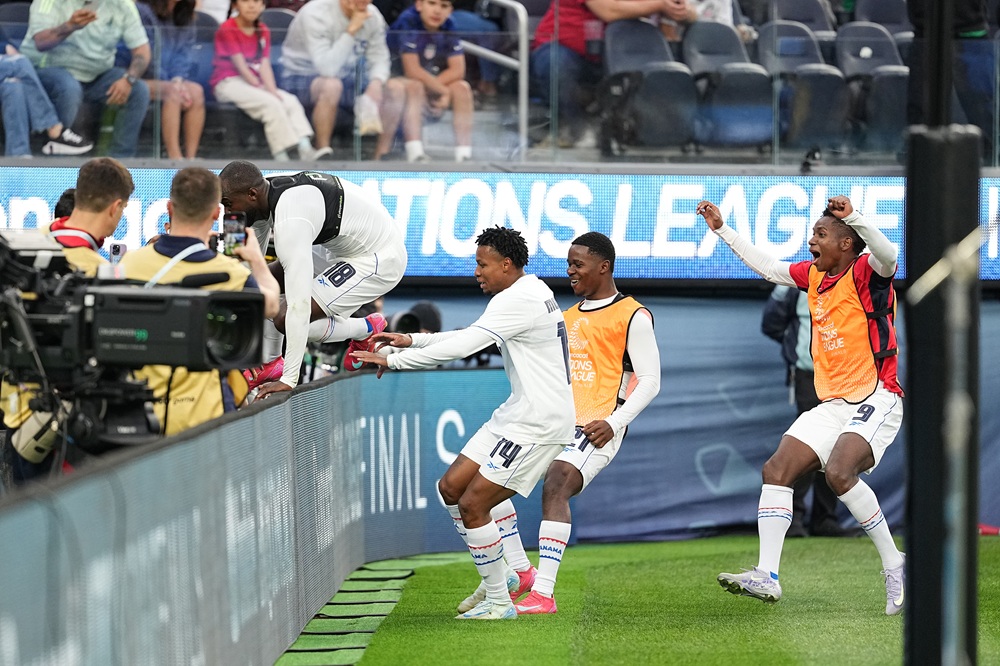 INGLEWOOD, CALIFORNIA: Cecilio Waterman #18 of Panama celebrates by jumping the barrier to the broadcast stage against the United States during the second half of a CONCACAF Nations League semifinal match at SoFi Stadium on March 20, 2025. (Photo by Michael Owens/Getty Images)