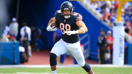 TE Stephen Carlson re-signs with Bears