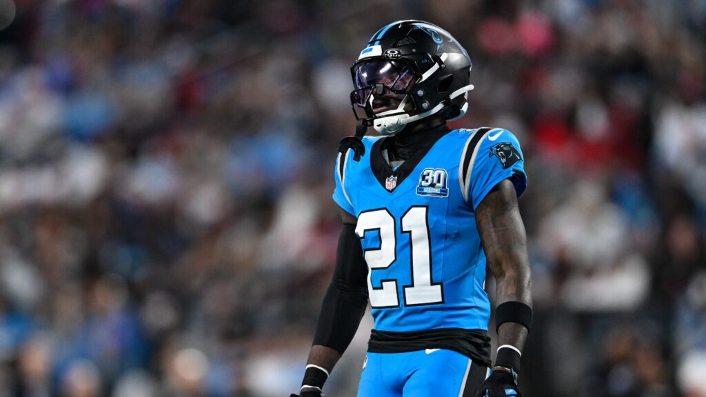 Panthers re-sign safety Nick Scott