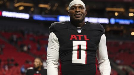 Titans sign edge rusher Lorenzo Carter