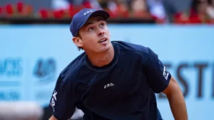 Surprise marriage proposal steals spotlight at tennis match