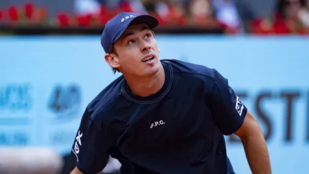 Surprise marriage proposal steals spotlight at tennis match