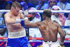 ‘Canelo’ Álvarez vence a Scull, vuelve a ser campeón indiscutido, y pacta pelea con Crawford