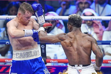 ‘Canelo’ Álvarez vence a Scull, vuelve a ser campeón indiscutido, y pacta pelea con Crawford