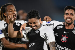 🎥 Corinthians leave fans on edge but win in Uruguay, still in the fight