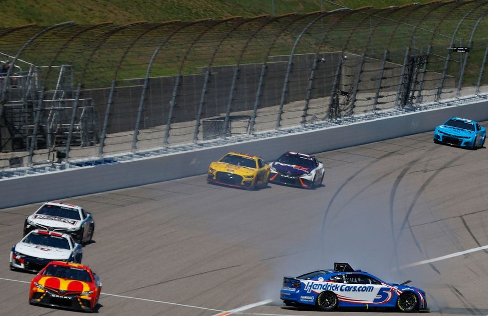 Kyle Larson, Hendrick Motorsports, spins from the lead