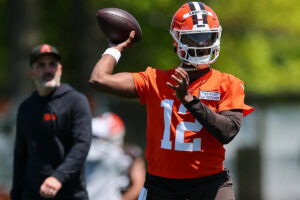 Derek Carr’s retirement leaves 3 NFL QB camp battles to watch, headlined by Shedeur Sanders and Browns