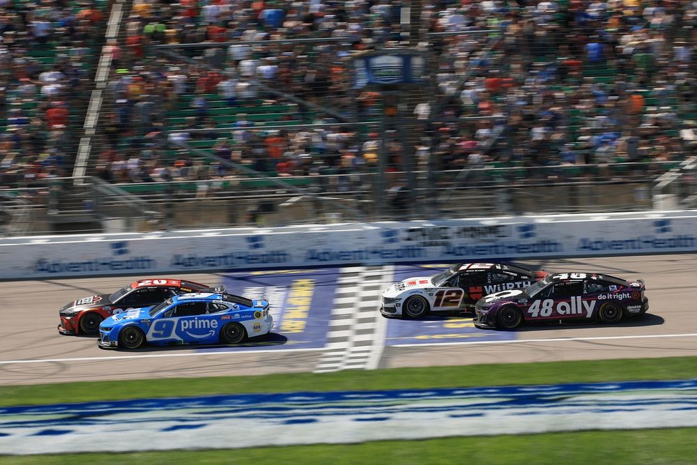 Chase Elliott, Hendrick Motorsports Chevrolet, Christopher Bell, Joe Gibbs Racing Toyota