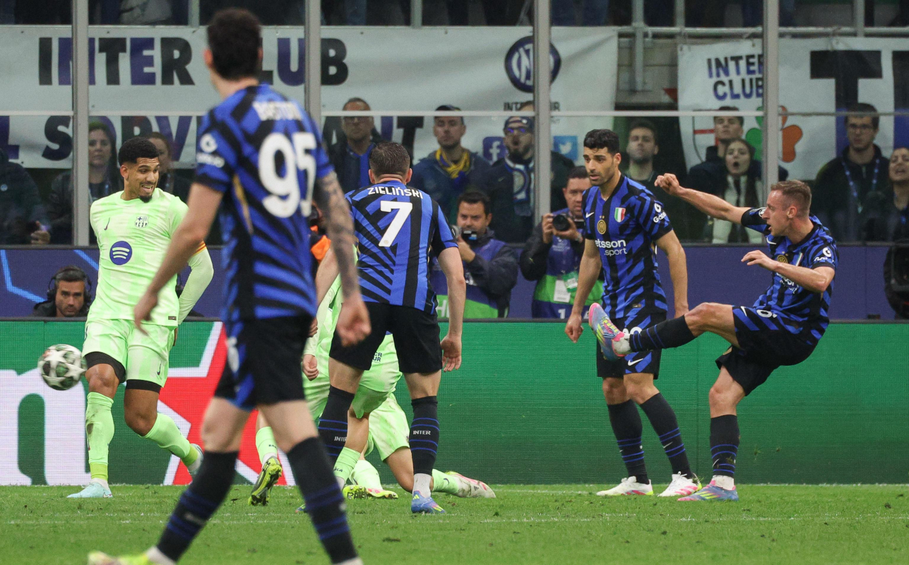 epa12078782 FC Inter's Davide Frattesi (R) scores the 4-3 goal during the UEFA Champions League semifinal 2nd leg soccer match between Inter Milan and FC Barcelona, in Milan, Italy, 06 May 2025. EPA-EFE/ROBERTO BREGANI