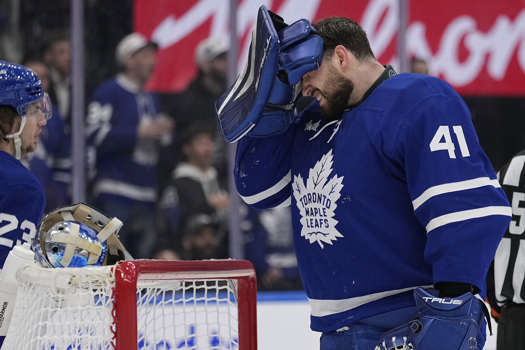 Maple Leafs’ Anthony Stolarz Leaves Game 1 After Taking Elbow From Panthers’ Sam Bennett