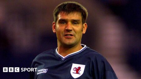 Shaun Dennis: Former Raith Rovers & Hibs defender dies, aged 55
