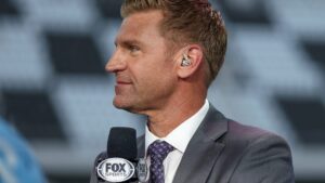 Clint Bowyer mistakes Kyle Larson for Kyle Busch before NASCAR Kansas race