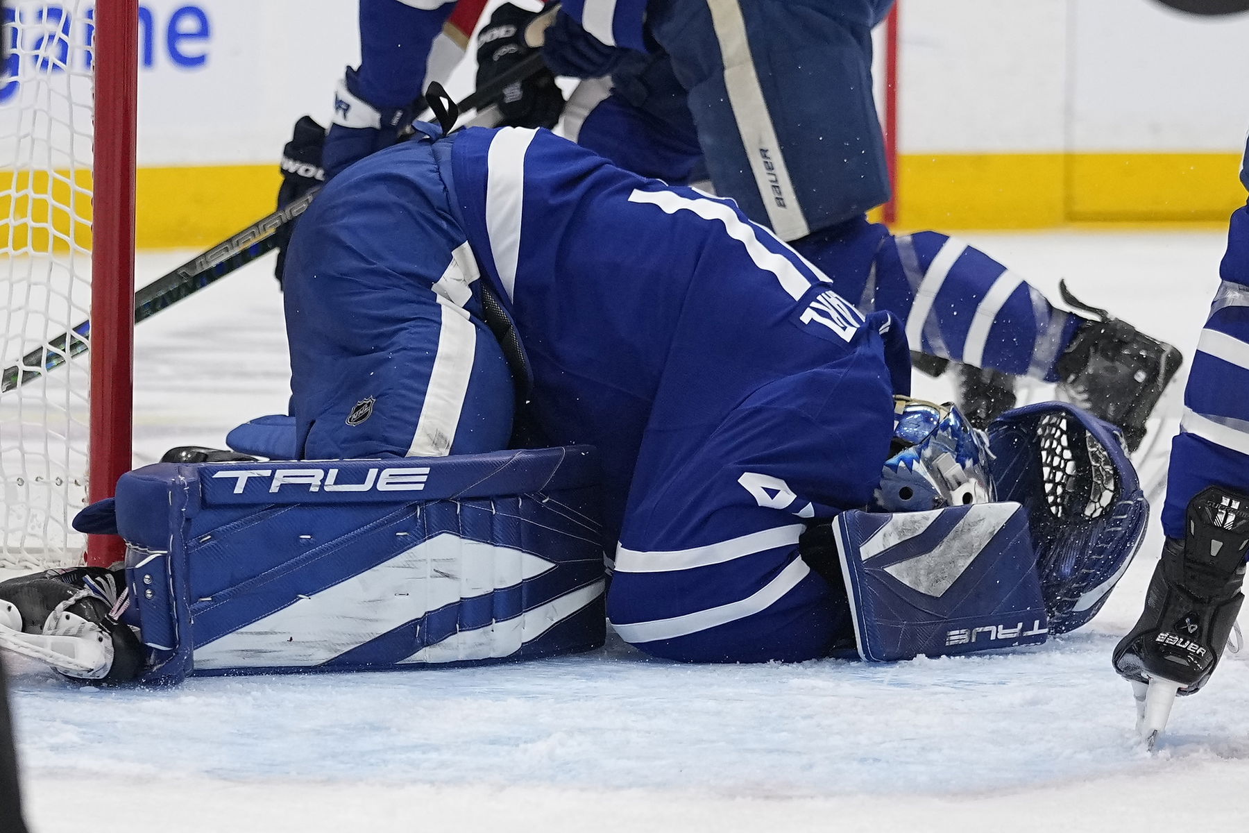 Report: Stolarz hospitalized, Leafs' coach feels Bennett 'elbow to the head' was 'clear as day'