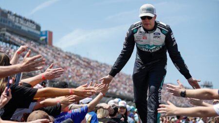 Brad Keselowski, Kyle Busch crash late in Cup race