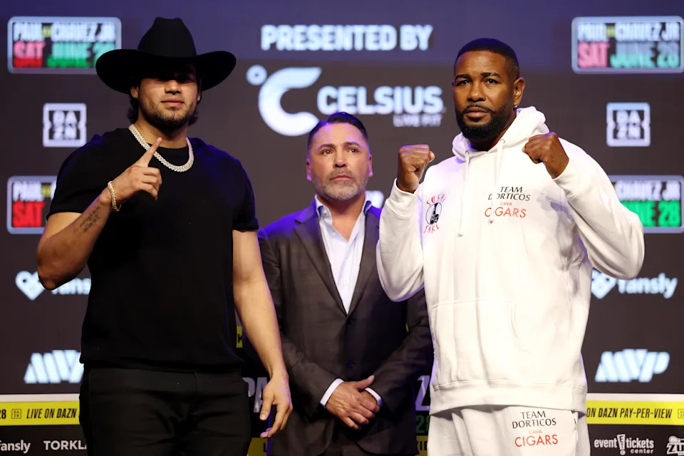 LOS ANGELES, CALIFORNIA - MAY 14: Gilberto 'Zurdo' Ramirez (L) and Yuniel Dorticos face off at a press conference as promoter Oscar De La Hoya looks on ahead of the fight between Jake Paul and Julio Cesar Chavez Jr at The Avalon on May 14, 2025 in Los Angeles, California. (Photo by Cris Esqueda/Golden Boy/Getty Images)