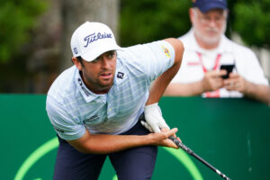 Riley Struggles With Range Finder and Losses Two Strokes