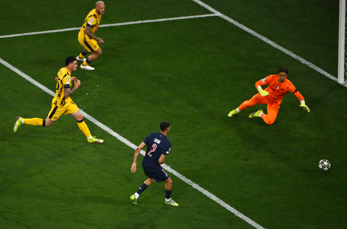 MUNICH, GERMANY - MAY 31: Achraf Hakimi of Paris Saint-Germain scores his team's first goal past Yann Sommer of FC Internazionale during the UEFA Champions League Final 2025 between Paris Saint-Germain and FC Internazionale Milano at Munich Football Arena on May 31, 2025 in Munich, Germany. (Photo by Dan Mullan/Getty Images)