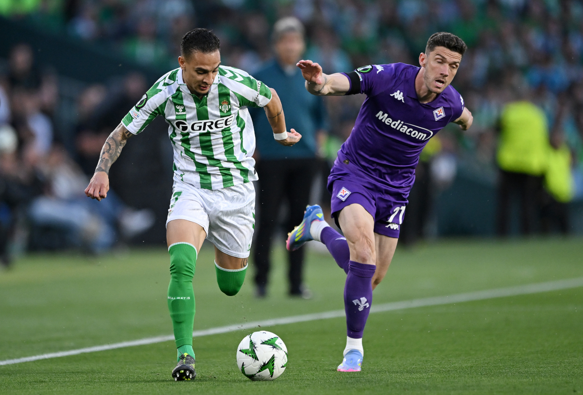 SEVILLE, SPAIN - MAY 01: Antony of Real Betis is challenged by Robin Gosens of Fiorentina during the UEFA Conference League 2024/25 Semi Final First Leg match between Real Betis Balompie and ACF Fiorentina at Estadio Benito Villamarin on May 01, 2025 in Seville, Spain. (Photo by Denis Doyle/Getty Images)