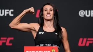 UFC strawweight contender lays down her gloves after loss at UFC Des Moines