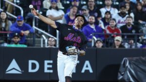 Mets' Mark Vientos has ball go through webbing in 'tough break' play at third base