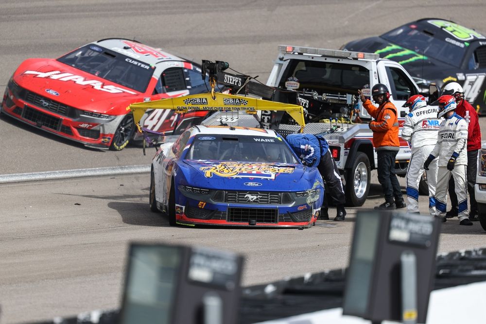 Cody Ware, Rick Ware Racing Ford; Cole Custer, Haas Factory Team Ford