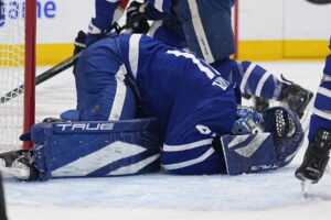 Report: Stolarz hospitalized, Leafs' coach feels Bennett 'elbow to the head' was 'clear as day'