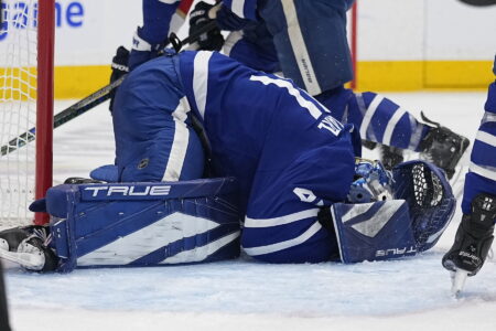 Report: Stolarz hospitalized, Leafs' coach feels Bennett 'elbow to the head' was 'clear as day'