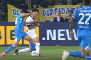 📸 Napoli draw ends in chaos: penalty overturned at 100', Conte sent off