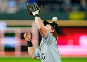 White Sox find new way to lose as 9th-inning pop-up bounces off 2B Chase Meidroth’s head
