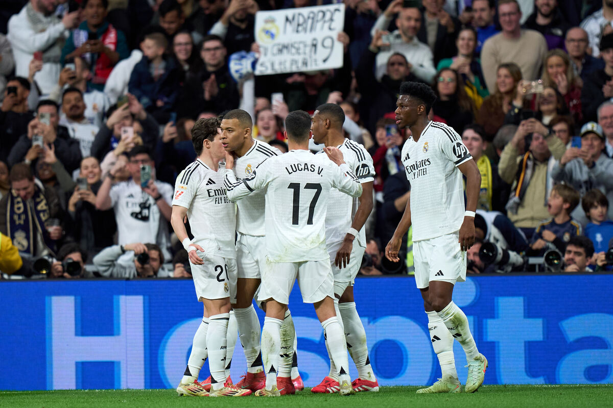 MADRID, SPAIN - MARCH 09: Kylian Mbappe of Real Madrid celebrates scoring his team's first goal with teammates during the LaLiga match between Real Madrid CF and Rayo Vallecano at Estadio Santiago Bernabeu on March 09, 2025 in Madrid, Spain. (Photo by Angel Martinez/Getty Images)