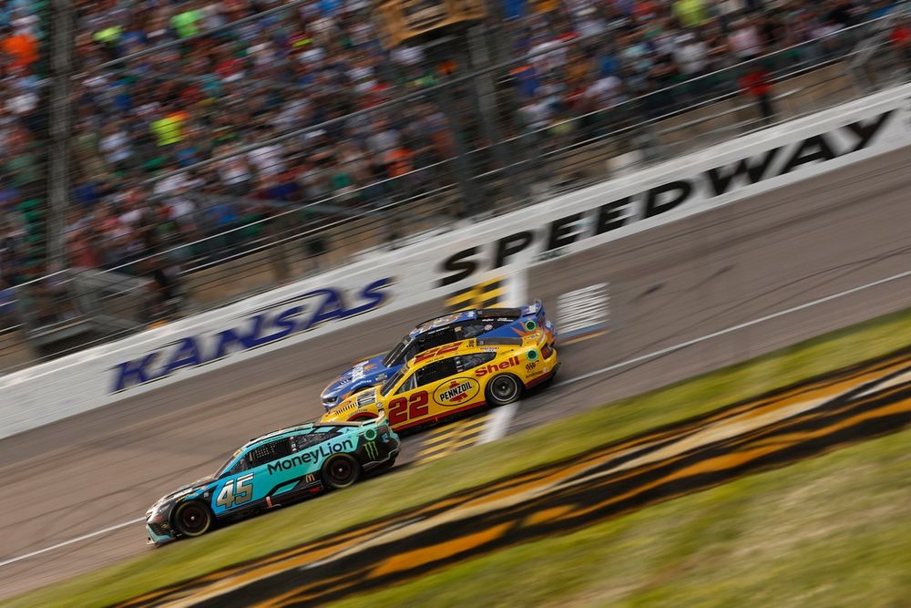 Tyler Reddick, 23XI Racing Toyota, Joey Logano, Team Penske Ford, Erik Jones, Legacy Motor Club Chevrolet