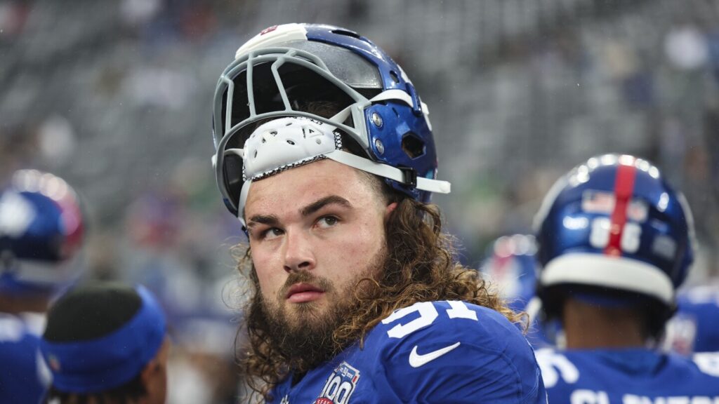 Giants waive DL Casey Rogers