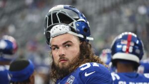 Giants waive DL Casey Rogers