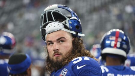 Giants waive DL Casey Rogers