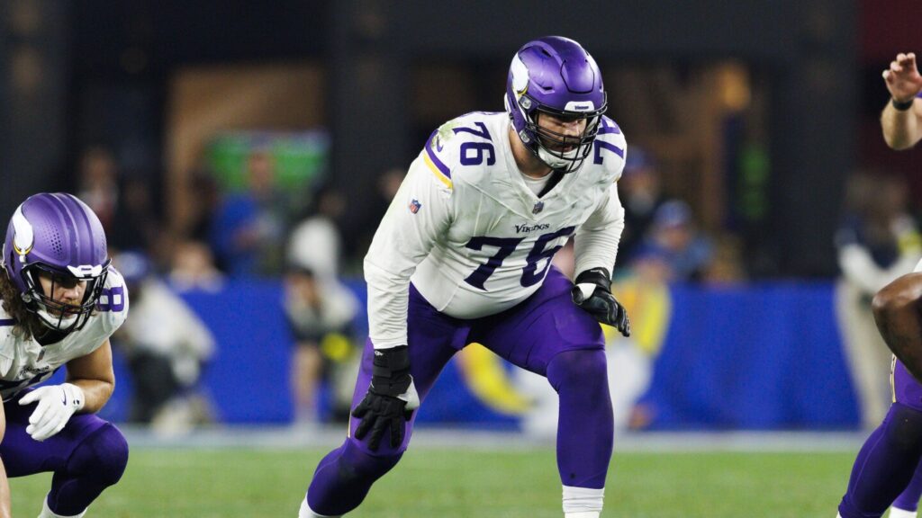 OL David Quessenberry signs with the Rams