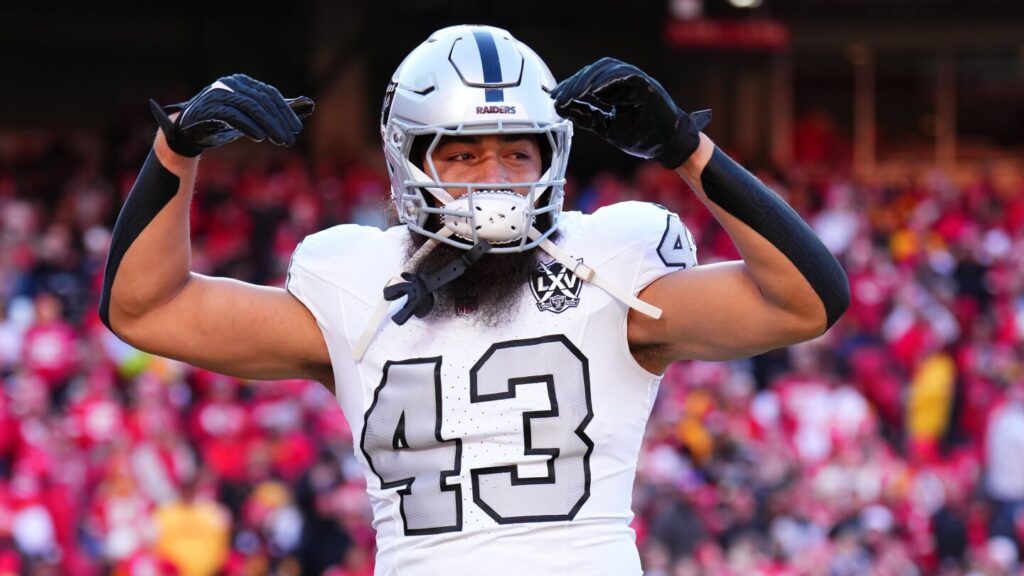 Chargers sign LB Kana’i Mauga