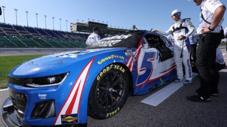 Kansas NASCAR Cup starting lineup: Kyle Larson nips Chris Buescher for pole