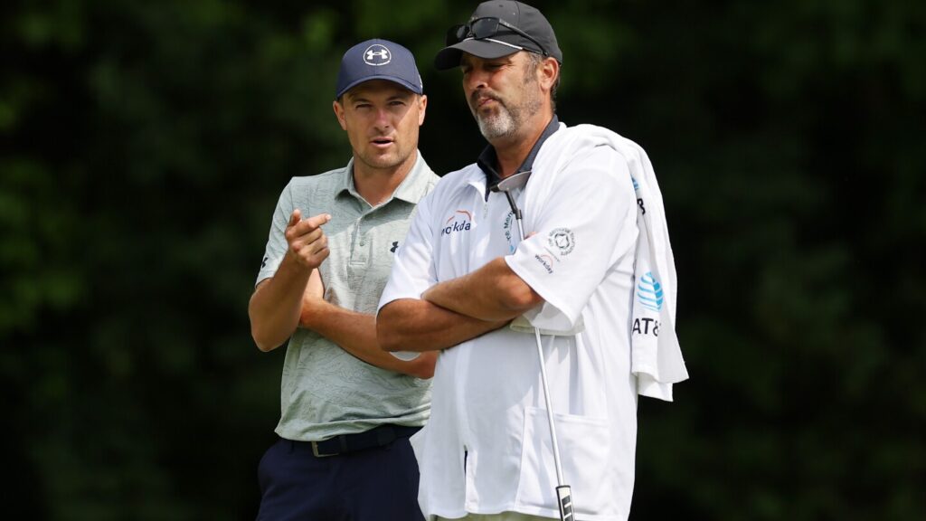 After classic back-and-forth with caddie, Jordan Spieth makes birdie his way
