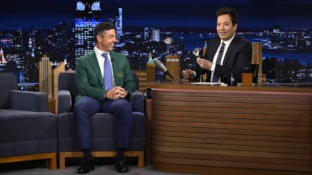Rory McIlroy takes on Jimmy Fallon in washing-machine chipping contest