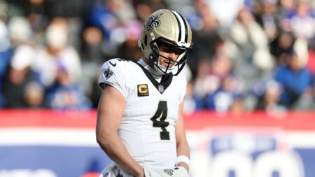 Derek Carr announces his retirement