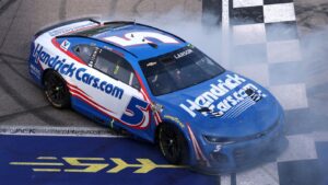 Kyle Larson scores dominating NASCAR Cup victory at Kansas