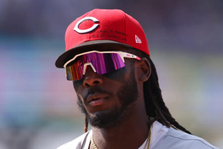 Reds star Elly De La Cruz hits a home run, flashes a heart after learning of his sister’s death