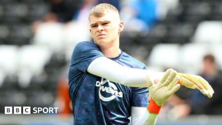 Ben Hughes: Cambridge United agree deal with ex-Swansea goalkeeper